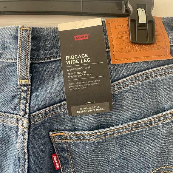Wide legged ribcage Levi’s - Picture 4 of 9